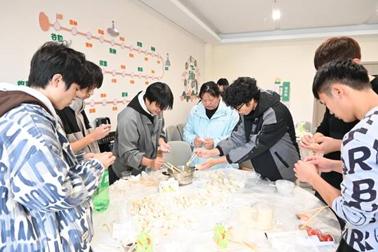 冬至生活老师和学生一起包饺子 冬至生活老师和学生一起包饺子