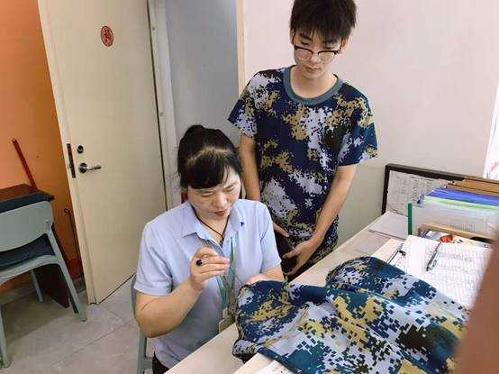 为新生缝补军训服 为新生缝补军训服